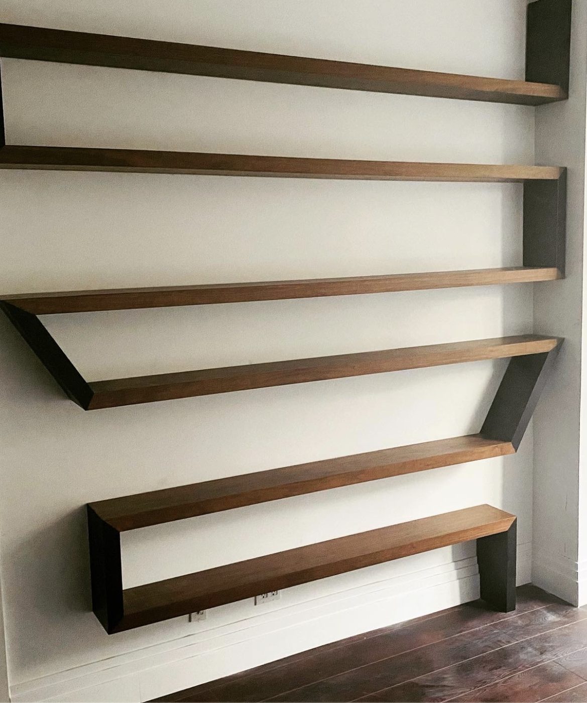 Zshelv walnut wall shelving with zigzag dark-oak supports